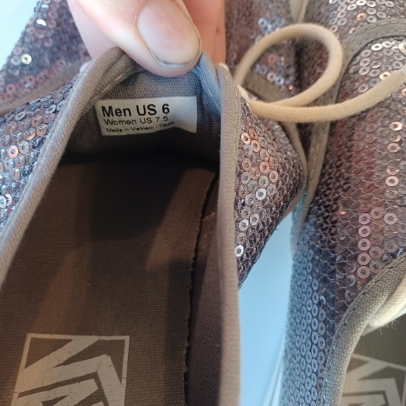 Retro vans off the wall - Picture 2 of 5